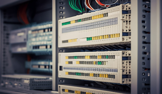 A PLC a Programmable Logic Controller rövidítése.